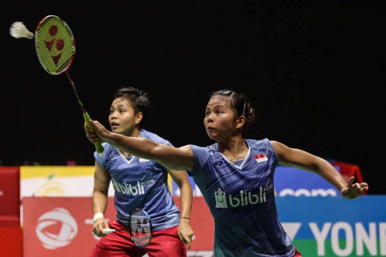 Ganda putri asal Indonesia Greysia Poli dan Apriani Rahayu mengembalikan bola ke arah lawan asal asal Jepang, Misaki Matsumoto/Ayaka Takahashi dalam babak final Indonesia Master di Istora Senayan, Jakarta, Minggu (28/1/2018). Misaki Matsumoto/Ayaka Takahashi juara Indonesia Master 2018 menang dengan dua gim langsung, 21-17, 21-12.