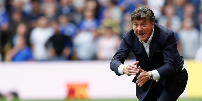 Walter Mazzarri memberikan instruksi di pinggir lapangan saat Watford melawan Chelsea pada partai Premier League di Stadion Vincarage Road, 20 Agustus 2016.