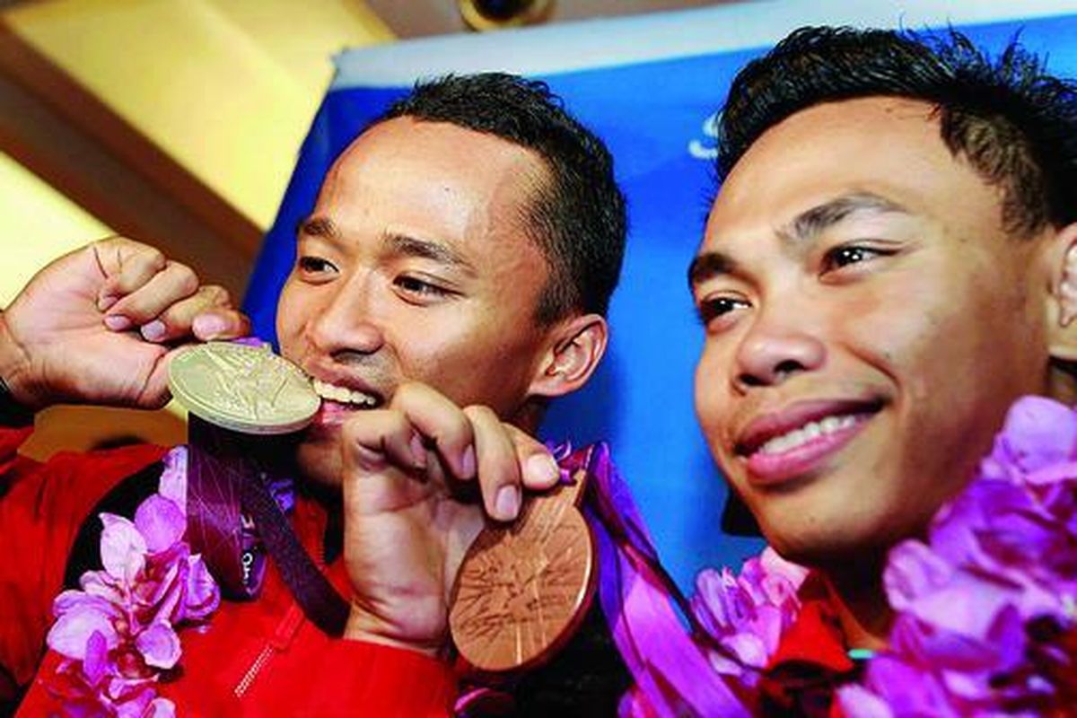 Lifter putra Indonesia, Triyatno (kiri) dan Eko Yuli Irawan, tiba di Bandara Soekarno-Hatta, Banten, Sabtu (4/8). Triyatno mempersembahkan medali perak kelas 69 kilogram, sedangkan Eko  meraih medali perunggu kelas 62 kilogram dalam ajang Olimpiade 2012 di London. Berita di halaman 11