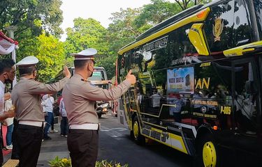 Kakorlantas Polri Irjen Firman Santyabudi dan Dirlantas Polda Metro Jaya Kombes Sambodo Purnomo Yogo saat melepas kloter kedua pemudik gratis di Gelora Bung Karno, Jakarta Pusat, Selasa (26/4/2022).
