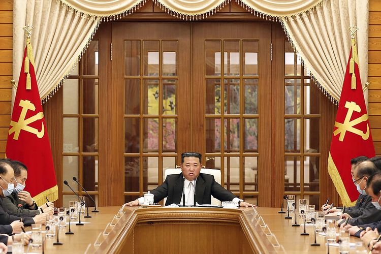 Dalam foto yang disediakan oleh pemerintah Korea Utara, pemimpin Korea Utara Kim Jong Un, tengah, menghadiri pertemuan Komite Sentral Partai Buruh yang berkuasa di Pyongyang, Korea Utara Kamis, 12 Mei 2022. 