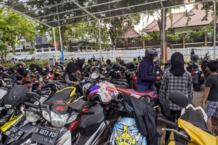 Area Parkir sepeda motor Tebet Eco Park penuh sesak pukul 17.00 WIB, Minggu (24/4/2022).