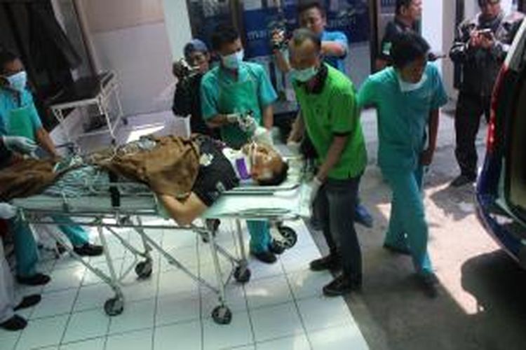 Pengendara motor gede, Akhiyar Karim (47), warga Pondok Indah, Jakarta, terluka setelah jatuh dari kendaraannya di Jalan Raya Solo-Ngawi, Desa Kuwu, Kecamatan Kedunggalar, Kabupaten Ngawi, Rabu (6/11/2013).