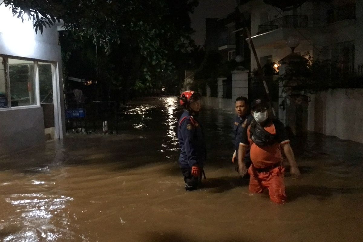 Kompleks Perumahan Puri Mutiara 5 dan 6 terendam banjir hingga lebih dari satu meter pada Senin (24/5/2021) malam.