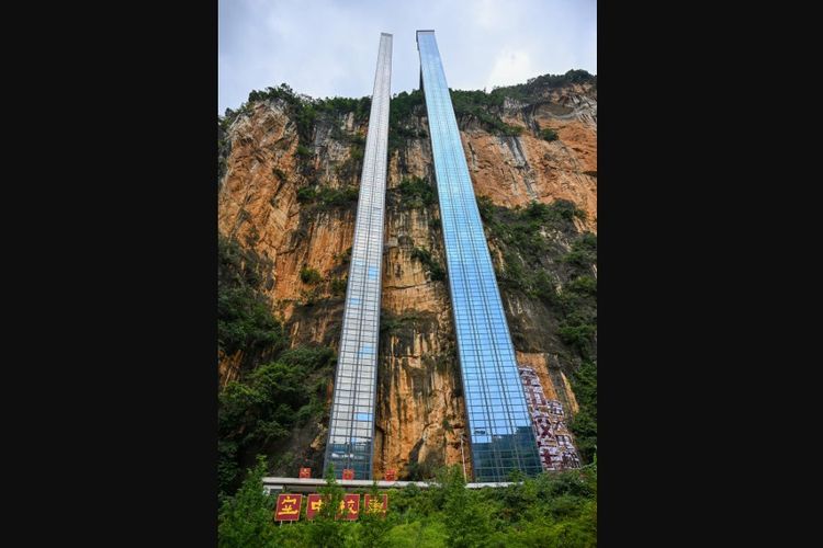 Lift Tebing China Setinggi 288 Meter Pangkas Perjalanan Sekolah hingga 2,5 Jam