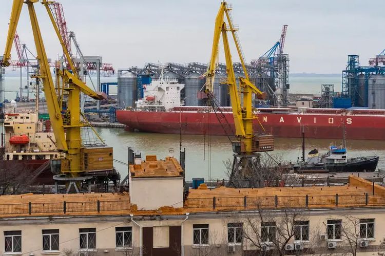 Ukraina mengekspor biji-bijian untuk dikirim melalui Laut Hitam di Pelabuhan Odessa.
