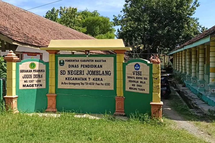 Tak mendapat siswa, SDN Jomblang Kabupaten Magetan akan ditutup untuk efisiensi. Tiga SD di Kabupaten Magetan tidak mendapat siswa baru dalam pembelajaran tahun 2025/2026. Dua SD tetap melaksankan MPLS sementara Satu SD tidak melaksankan MPLS karena 3 tahun terakhir tak mendapatkan siswa baru.