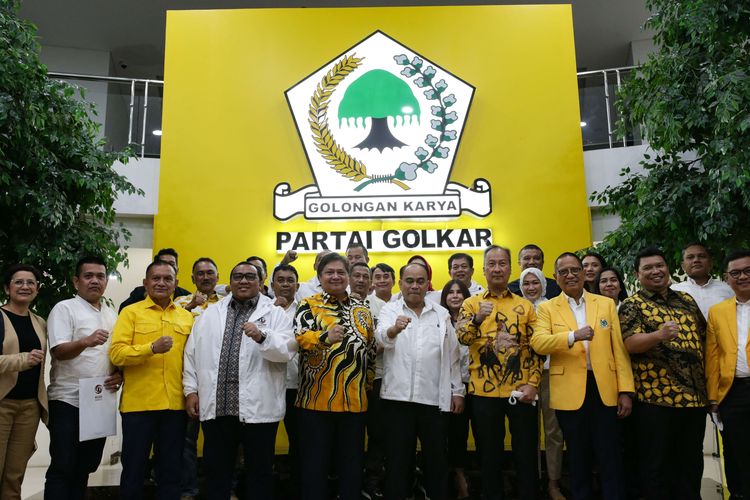 Ketua Umum Partai Golkar Airlangga Hartarto mengadakan pertemuan dengan kelompok relawan Joko Widodo di Kantor DPP Partai Golkar, Slipi, Jakarta, Senin (7/11/2022).