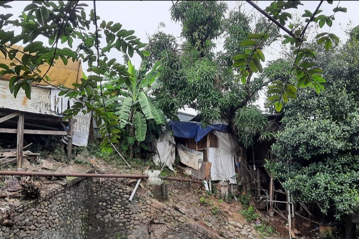 Beberapa bilik dari lokalisasi Gunung Antang, dilihat dari RW 009 Palmeriam, Jakarta Timur, Kamis (16/6/2022).