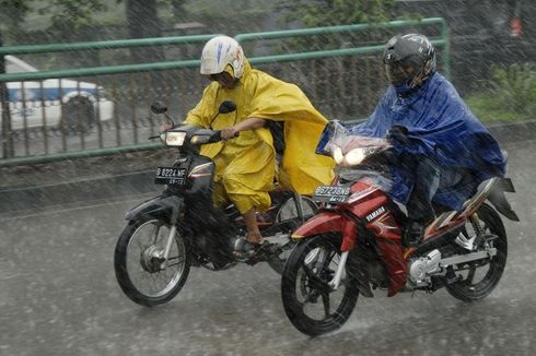 Tips Pilih Jas Hujan yang Aman, Pakai Warna Terang