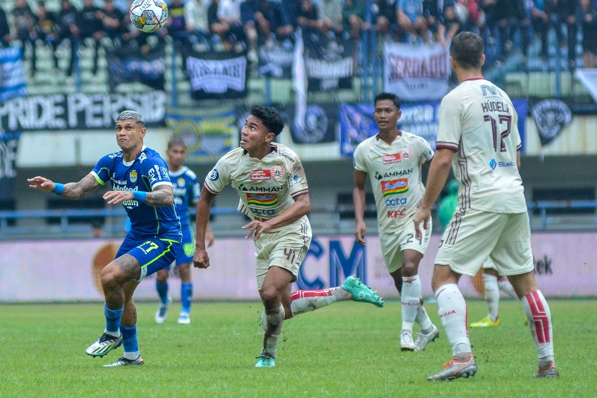 Penyerang Persib Ciro Alves berusaha mendapatkan bola dari hendak dihalau bek Persija Muhammad Ferarri dalam laga tunda Liga 1 2022-2023, Rabu (11/1/2023) di Stadion Gelora Bandung Lautan Api (GBLA). 