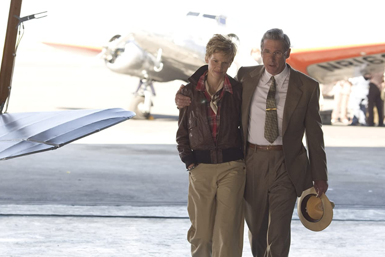 Hilary Swank dan Richard Gere dalam film biografi Amelia (2009).