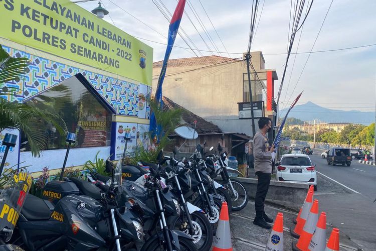 Kapolres Semarang AKBP Yovan Fatika memantau arus lalin di simpang Bawen.