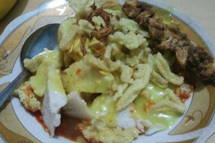 Kupat glabed, makanan khas Kota Tegal yang kuahnya terkenal kental dan gurih. 