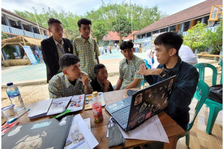 Program Studi Teknik Geofisika Universitas Pertamina melakukan pemetaan titik gempa di cisolok. 
