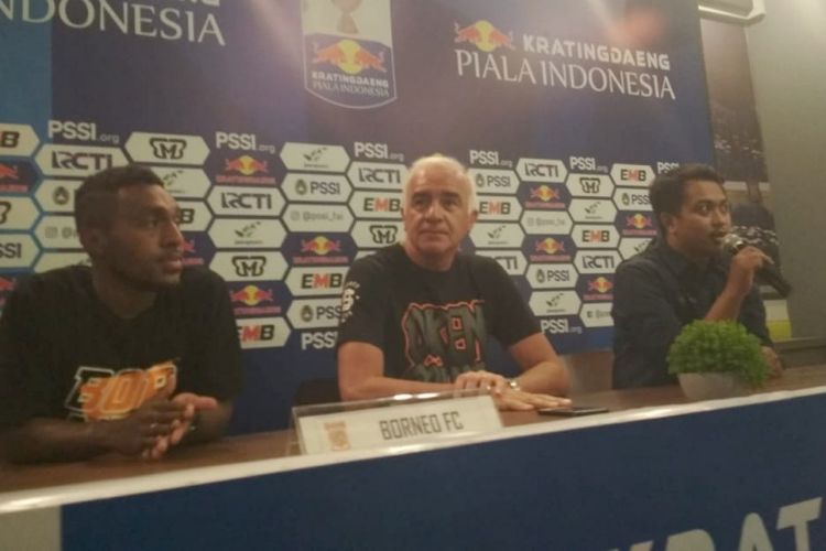 Pelatih Borneo FC Mario Gomez bersama gelandang Terens Puhiri saat menghadiri sesi konferensi pers jelang laga kontra Persib di Graha Persib, Jalan Sulanjana, Jumat (3/5/2019).