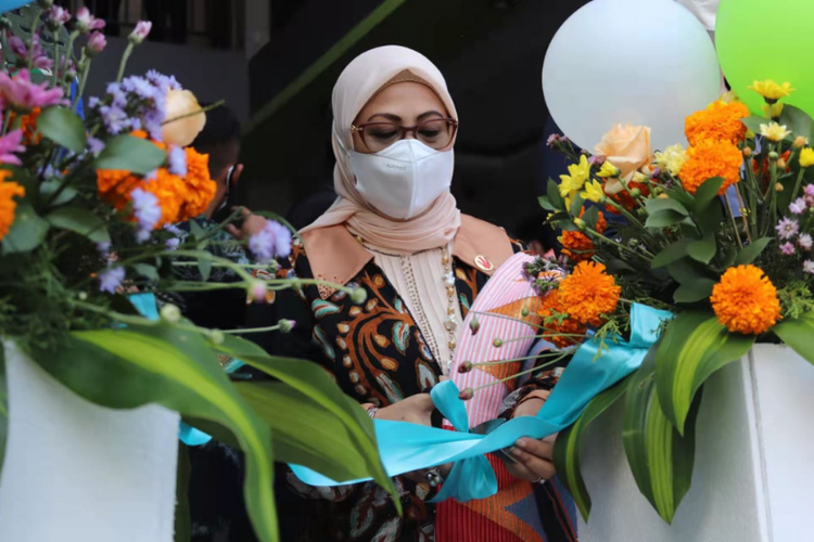Putri sulung Wapres RI Siti Marifah Ma'ruf Amin meresmikan grand openingEDN Call Center. 