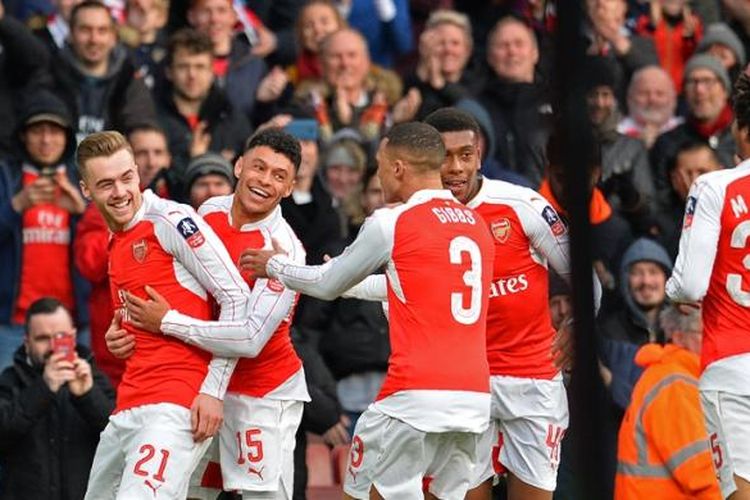 Para pemain Arsenal merayakan gol Calum Chambers (21) ke gawang Burnley pada babak keempat Piala FA di Stadion Emirates, Sabtu (30/1/2016).