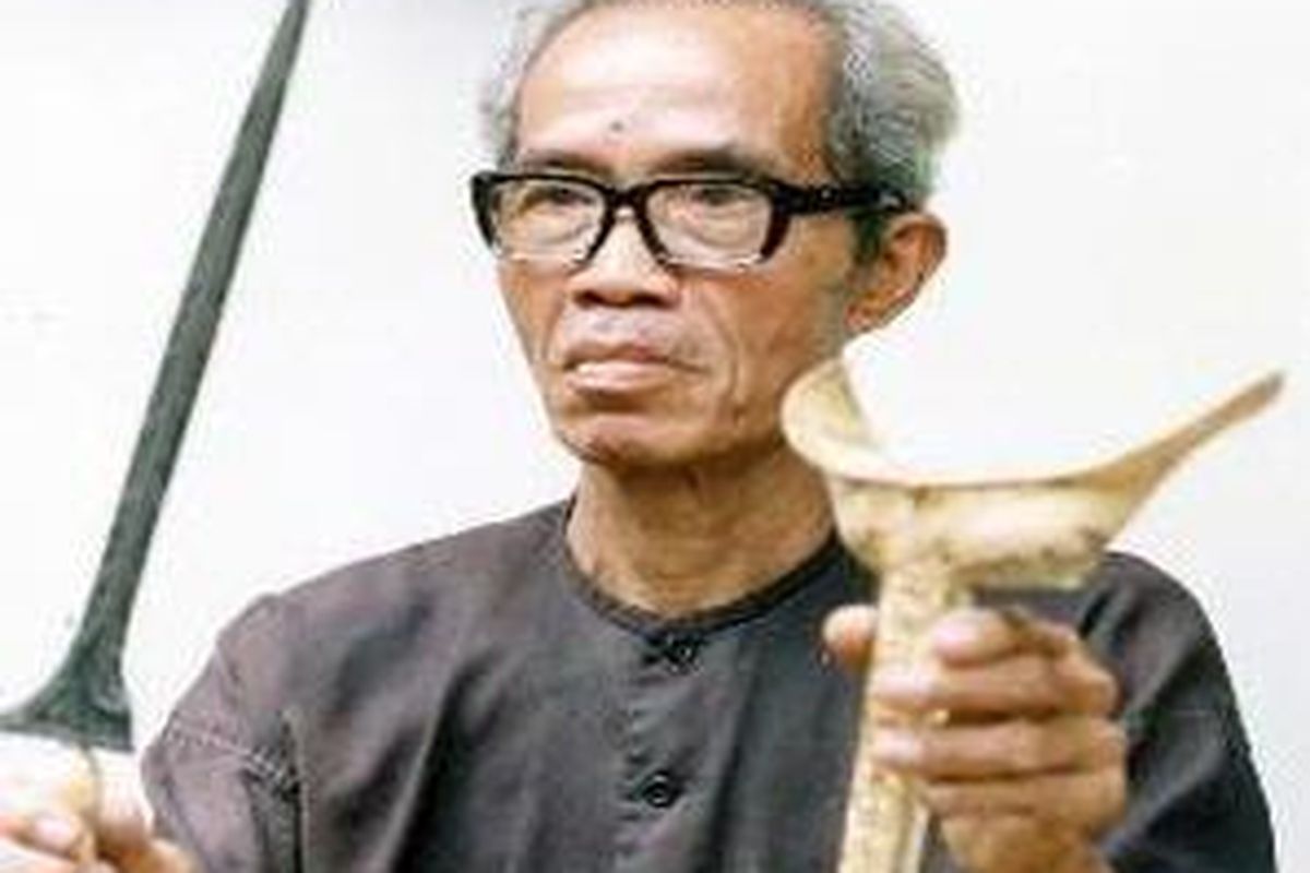 K E Jeno Harumbrojo (alm) dengan keris buatannya