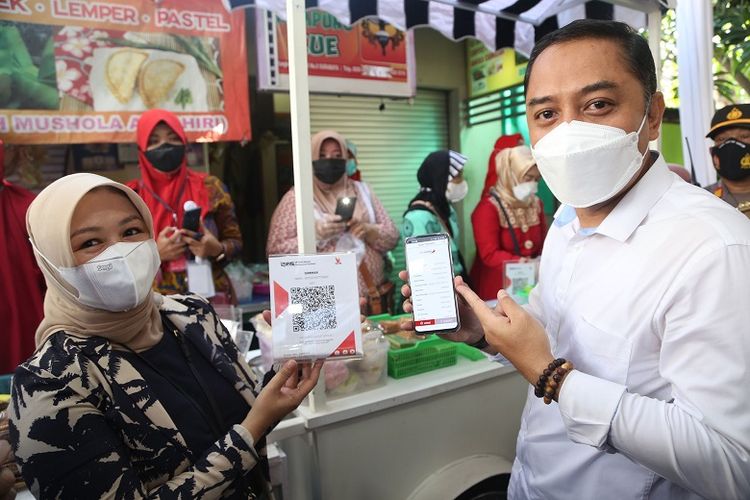 Wali Kota Surabaya Eri Cahyadi menunjukkan platform Pemberdayaan dan Ketahanan Ekonomi Nang Suroboyo atau Peken Surabaya yang kini sudah bisa diakses masyarakat umum.