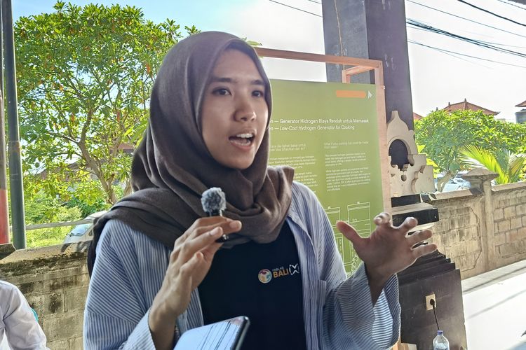 Lab Expert - Design Research Fab Lab Bali, Tafia Sabila di pameran Desa Utak Atik di Desa Serangan, Bali, Sabtu (6/12/2025). Desa Utak Atik digagas oleh CAST Foundation, Fab Lab Bali, dan Meaningful Design Group.