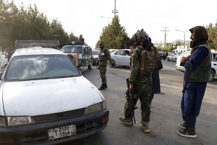 Taliban berjaga di pos pemeriksaan dekat gerbang Bandara Internasional Hamid Karzai di Kabul, Afghanistan, Sabtu, 28 Agustus 2021.