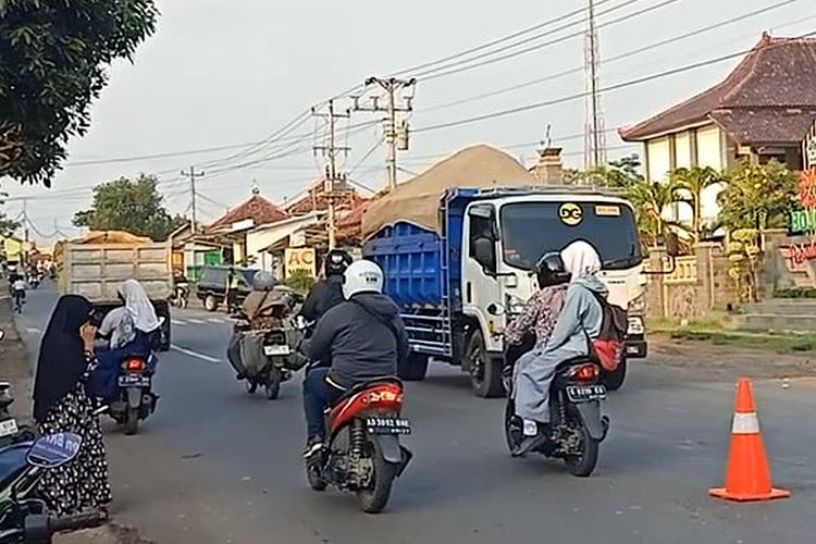Teuk Galian bermuatan tanah saat melintas di Kecamatan Bojong, Kabupaten Pekalongan Jawa Tengah, Rabu (5/6/2024).