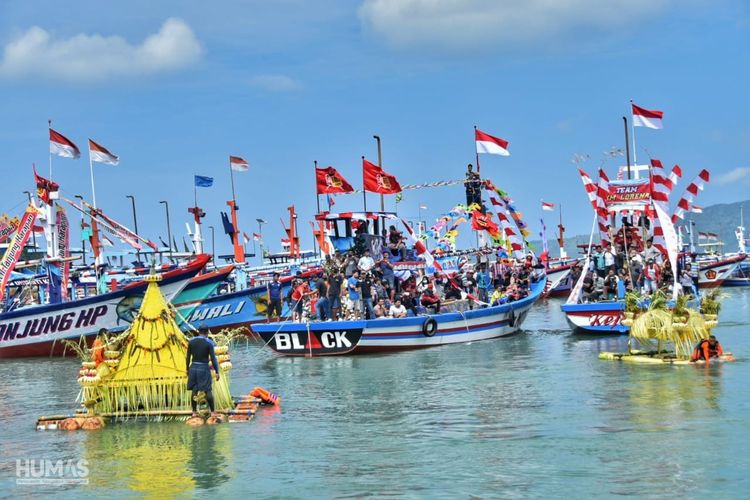 Upacara adat sedekah laut Larung Sembonyo di Tempat Pelelangan Ikan (TPI) dermaga Prigi, Rabu (24/7/2019).