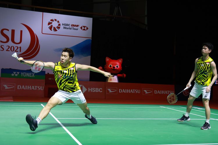 Ganda putra Indonesia, Marcus Fernaldi Gideon (kiri) dan Kevin Sanjaya Sukamuljo, saat beraksi pada babak 16 besar Indonesia Masters 2021 di Hotel Westin Resort Nusa Dua Bali, Indonesia, Kamis (18/11/2021).