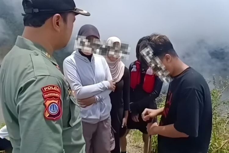 Petugas saat memberikan sosialisasi kepada empat orang yang kedapatan melakukan trekking di Bukit Kukusan, lereng Merapi wilayah Kabupaten Klaten. TNGM menegaskan Bukit Kukusan bukan tempat wisata dan berbahaya. (Foto dokumentasi Balai Taman Nasional Gunung Merapi)