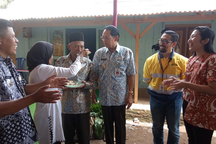 Disaksikan Bupati Semarang Mundjirin, Juri Mulyono disuapi istrinya sebagai tanda syukur renovasi rumah yang sudah selesai