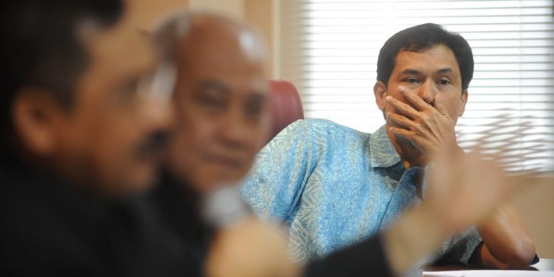 Juru bicara Front Pembela Islam, Munarman, Anggota DPD Kalimantan Selatan, Sofwat Hadi, dan Dirjen Kesatuan Bangsa dan Politik Kementerian Dalam Negeri, Tanribali Lamo (kanan ke kiri) menjadi pembicara dalam diskusi 'Manfaat dan Mudharat Ormas, di Gedung MPR/DPR/DPD, Senayan, Jakarta, Jumat (17/2). Diskusi membahas polemik pembubaran organisasi massa yang bertindak anarkis. 