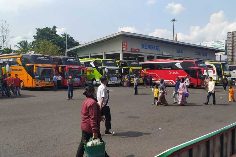 Area parkir bus pariwisata mengangkut jamaah atau pengunjung Masjid Raya Sheikh Zayed Solo, di Terminal Tirtonadi.