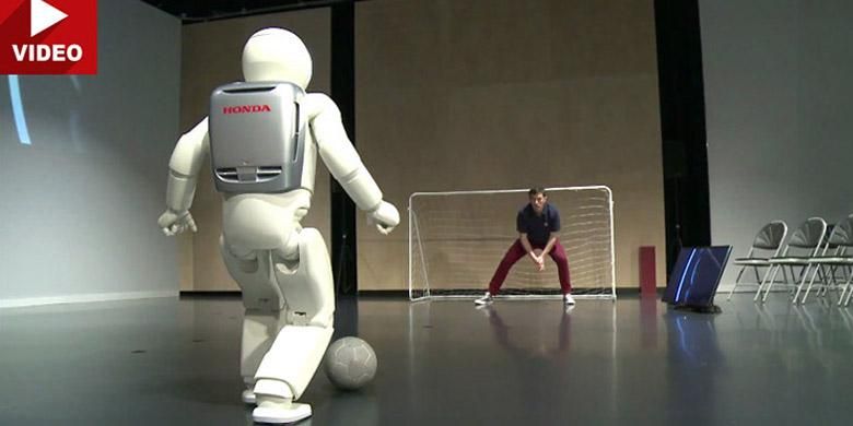 Asimo sudah bisa bermain bola.