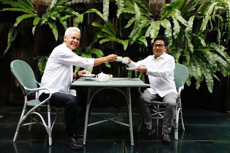 Capres dari PDI-P Ganjar Pranowo temui Ketua Umum PKB Muhaimin Iskandar di salah satu cafe di Jakarta, Jumat (18/8/2023).