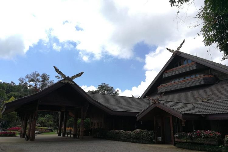 Bagian depan Doi Tung Villa di Chiang Rai, Thailand. Ini adalah tempat peristirahatan sementara Ratu Srinagarindra selama menjalankan proyek penyelamatan daerah itu dari mata rantai perdagangan opium pada tahun 1980-an. 