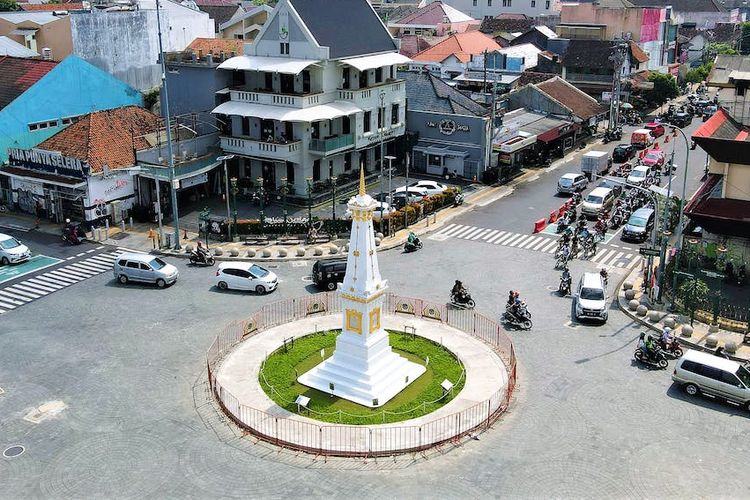 Suasana di simpang empat Tugu Pal Putih, Kota Yogyakarta. Kenali arti slogan setiap kota dan kabupaten di wilayah Provinsi DI Yogyakarta.

