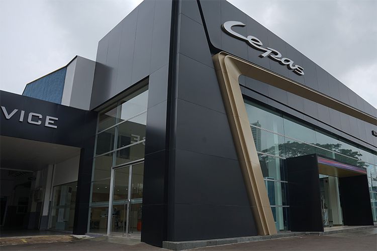 Tampak depan bangunan Showroom LEPAS Kelapa Gading. 