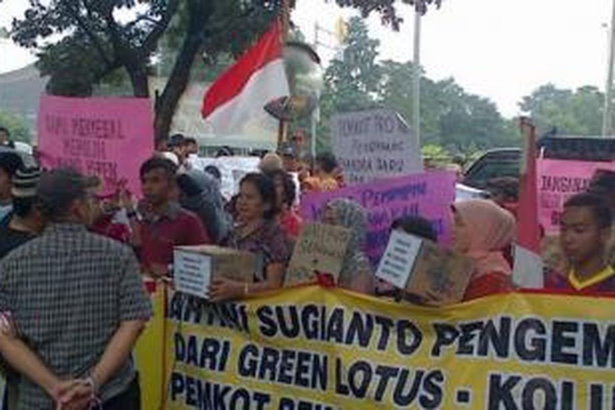 Ratusan warga dari delapan perumahan yang menjadi langganan banjir di Kota Bekasi, Kamis (6/2/2014) menggelar aksi unjuk rasa di depan kantor Wali Kota Bekasi. Mereka mengumpulkan koin untuk disumbangkan kepada Wali Kota guna membantu pembelian lahan untuk resapan air.