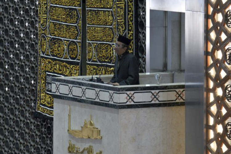 Menteri Koordinator Bidang Politik, Hukum, dan Keamanan Indonesia, Mahfud MD, menjadi khatib Shalat Jumat di Masjid Istiqlal, Jakarta Pusat, Jumat (10/2/2023).