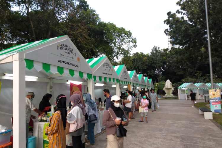 Suasana festival 'Ramadhan Market 2022' jadi salah satu destinasi favorit warga Jakarta untuk ngabuburit pada Ramadhan di kawasan Lapangan Banteng, Jakarta Pusat, Senin (18/4/2022).