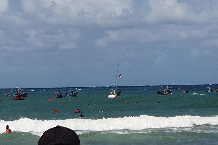 Upacara bendera di tengah laut Pantai Baron, Gunungkidul Rabu (17/8/2022)
