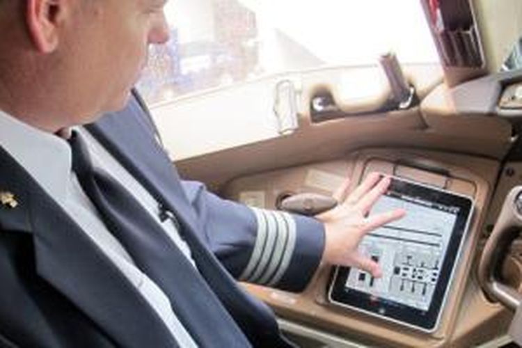 iPad di kokpit pesawat sebagai electronic flight bag.