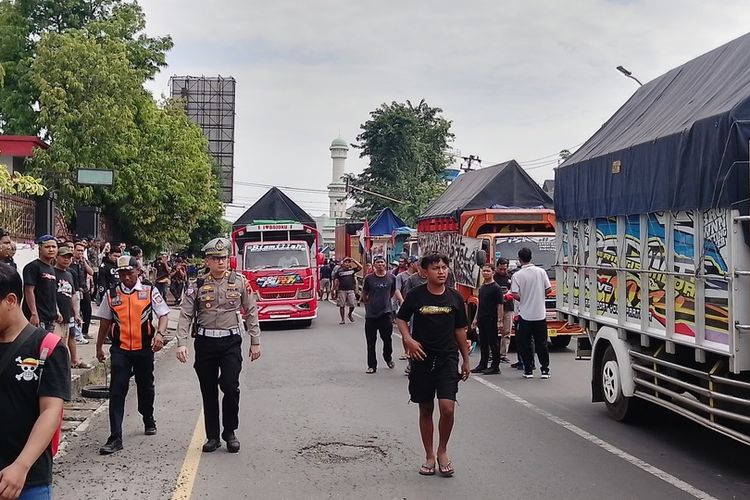 Demo sopir truk i Kendal. KOMPAS.COM/SLAMET PRIYATIN