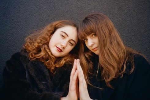 Lirik dan Chord Lagu Hall of Mirrors dari Let’s Eat Grandma 