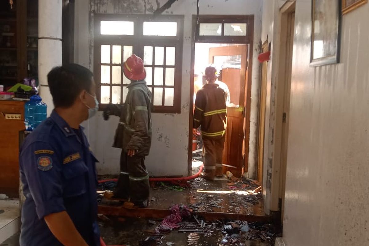 Petugas Damkar Kota Depok berhasil memadamkan api yang membakar sebuah rumah kontrakan di RT 05 RW 04, Sukamaju Baru, Tapos, Depok pada Jumat (8/7/2022). (Dokumentasi Damkar Depok)