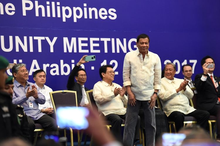 Presiden Filipina Rodrigo Duterte saat bertemu warga Filipina di Riyadh, Arab Saudi, Rabu (12/4/2017).