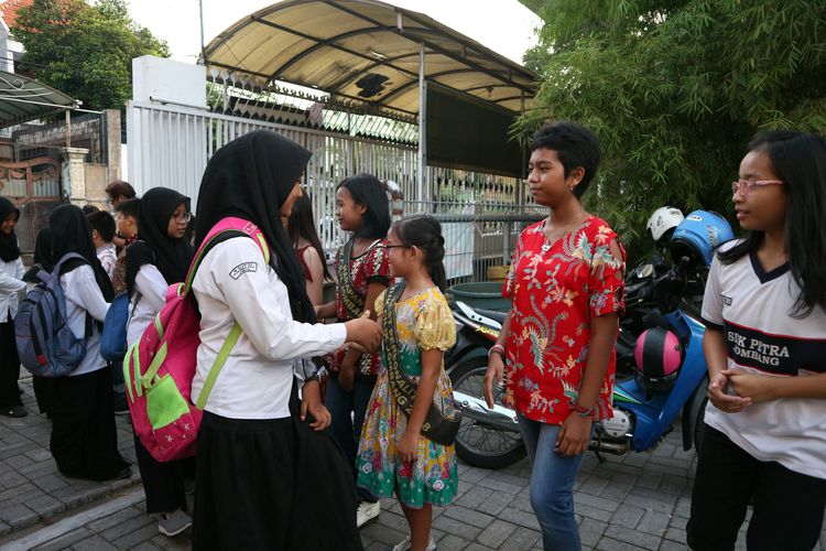 Suasana saat anak-anak SD Kristen Petra Jombang Jawa Timur menyambut kedatangan para siswa MI Islamiyah Plosogenuk, Perak, Jombang, Senin (27/5/2019) petang.                          