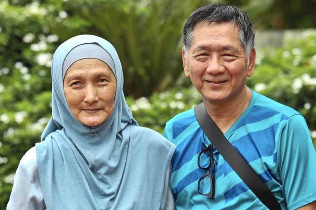 Ling Kok Ong (kanan) yang juga anak ketiga daripada tujuh beradik dari Singapura berhasil disatukan dengan adik perempuannya, Hamsiah Mohamad di Kampung Bukit Payong, Malaysia setelah lebih 50 tahun mereka terpisah. 