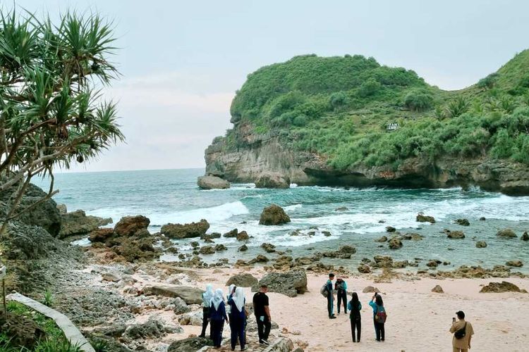 Sejumlah wisatawan berswafoto di Pantai Sembukan Wonogiri.
